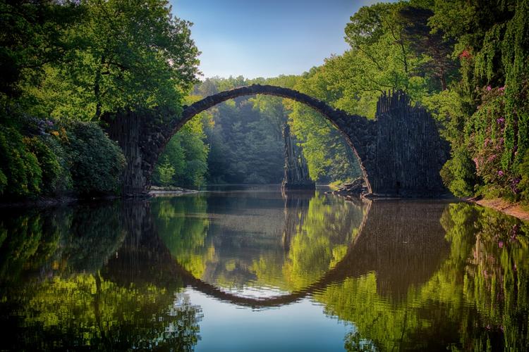 devilsbridge桥梁和绿色树木河流倒映6k自然风景壁纸