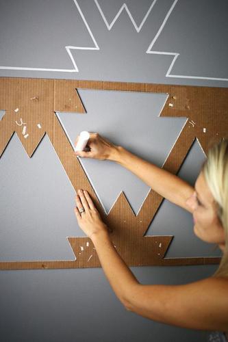 另外,要在墙上创建几何图案,使用一种特殊的胶带.