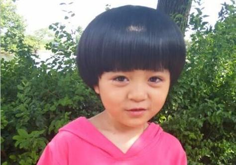 儿童蘑菇头短发发型图片 蘑菇头短发是小孩子变可爱的利刃