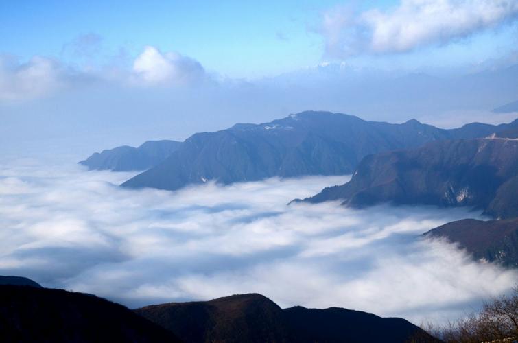 轿顶山～位于四川省汉源县,海拔3200余米,川中一著名的观景平台,也是