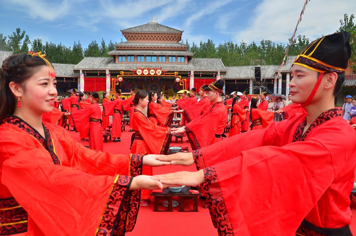 50对情侣着古装集体举办汉式婚礼 演绎中华传统礼仪之美