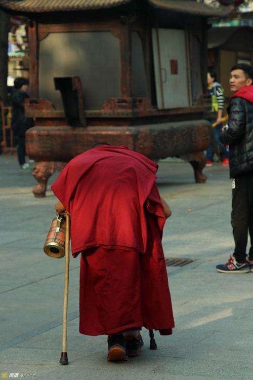 北京八大处  偶然走过我身边的僧侣,艰难又从容的脚步.