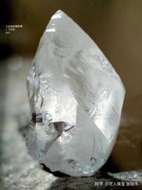 对钻石原石的加工,并不是拿到手上就直接开始,而要先经过工匠的设计