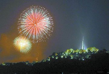 10月17日晚,美丽的烟花在杭州西湖宝俶塔附近上空盛放.
