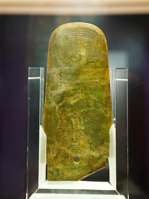 7. 云纹铜禁这是中国发现用失蜡法铸造的时代最早的铜器.
