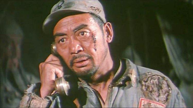 电影《血战台儿庄》:池师长含泪枪毙部下,率敢死队夺回阵地