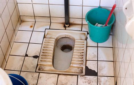 马达加斯加的脏厕所照片