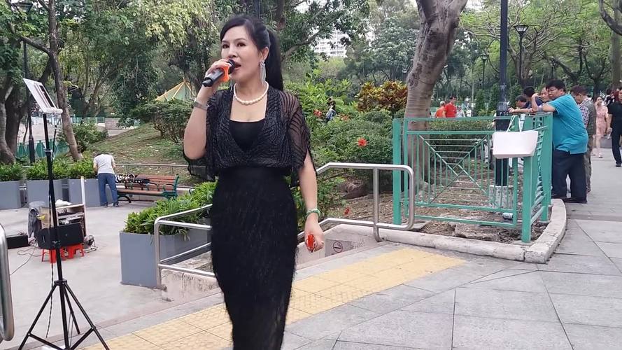 香港女歌手小红演唱《嘴巴嘟嘟》,人美歌甜观众嗨翻天
