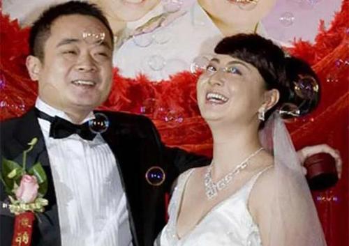 个人生活方面,刘国栋的妻子名叫马萍,曾经是个小有名气的演员,马萍比