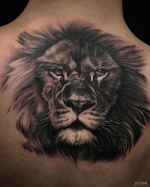 后背写实狮子纹身图案