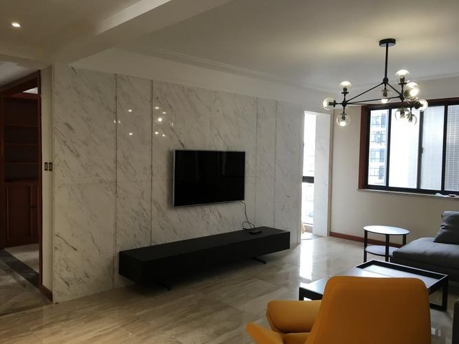 客厅的电视墙,整体造型上采用了石材饰面,为了不让整个空间显得太平