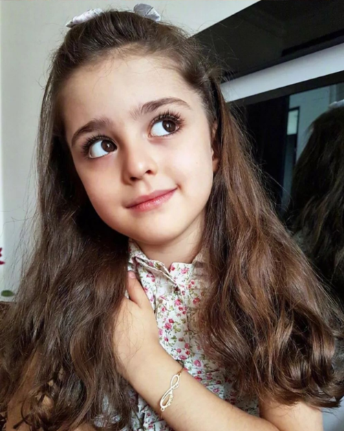 伊朗11岁女孩被称"全球最美"!因太美,父亲辞职做贴身保镖