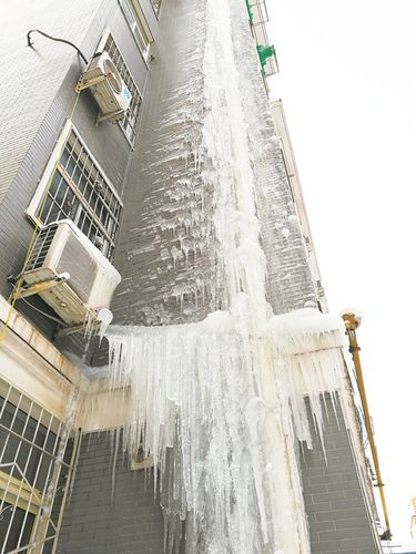 水管爆裂结成冰凌危险