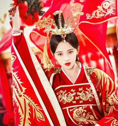鞠婧祎的古装扮相一向给人小家碧玉的感觉,穿上红衣让观众对她的印象