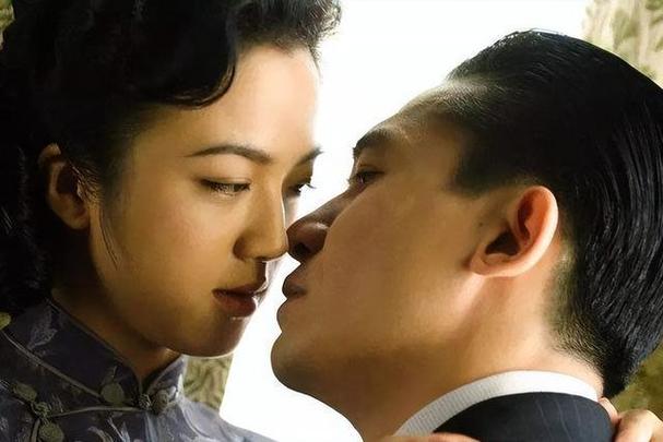 《色戒》:梁朝伟在电影中的真实表演,让观众感受到人性的脆弱_人物