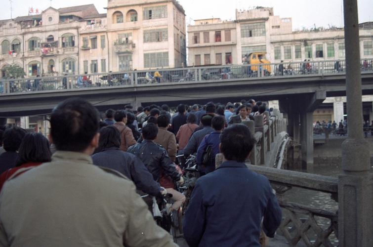 老照片: 1985年的广州 当时正流行《英语九百句》