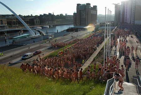 组图数百人在街头参与拍摄裸体行为艺术照2
