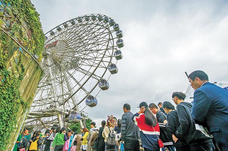 10月14日,重庆游乐园,众多市民排队购票乘坐摩天轮.