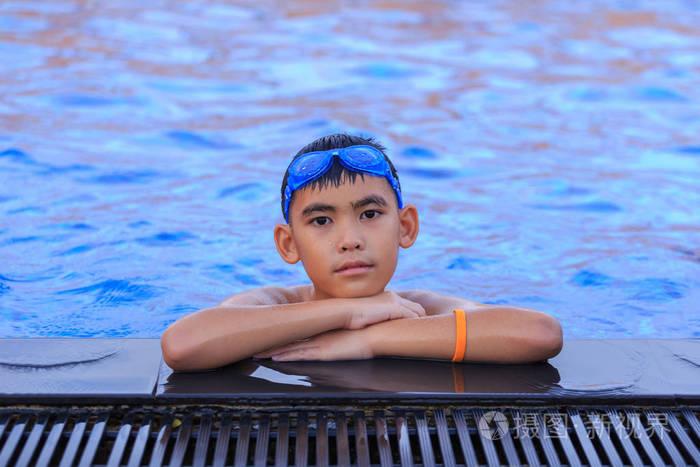 亚洲男孩快乐游泳照片-正版商用图片02da64-摄图新视界