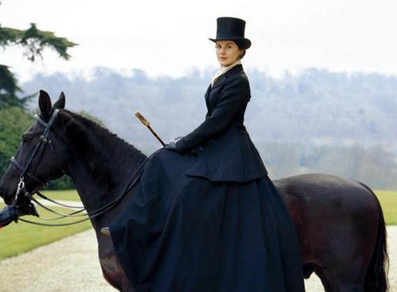欧洲社会中,贵妇往往都是着长裙骑马并且都是侧骑,很多欧美影视中贵族