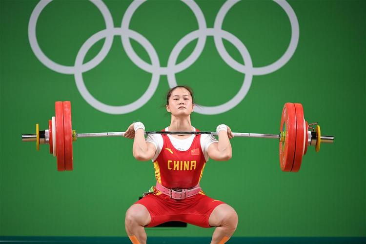 女子举重63公斤级:邓薇两破世界纪录并夺冠