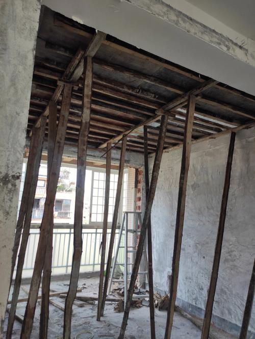 9月初现浇了楼板和阳台,螺纹钢用了12毫米,整个楼板厚度是15厘米左右.