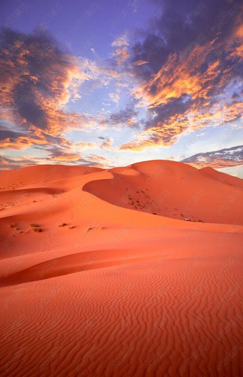 在沙漠中的日落全景位于摩洛哥merzouga附近的撒哈拉沙漠的duneserg