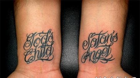 两只手腕不同的花体字母纹身图案