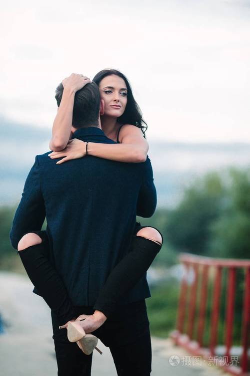 男人手上的抱着他的女朋友照片-正版商用图片1qxnsy-摄图新视界