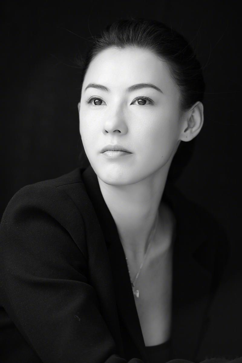 近日,张柏芝公开一组黑白肖像大片,线条硬朗的中性风格与柔软细腻的