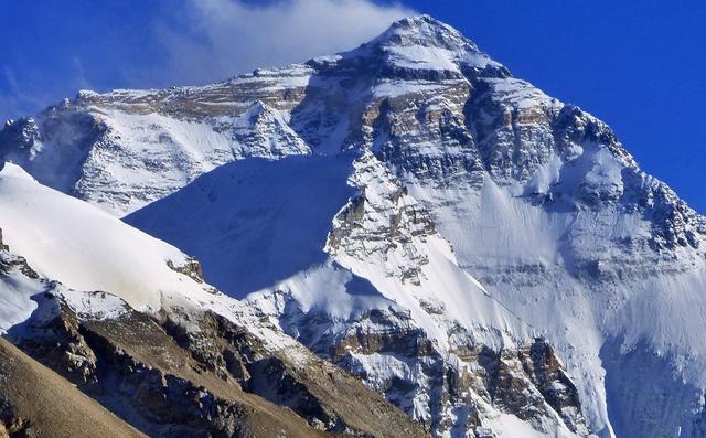 珠穆朗玛峰是喜马拉雅山脉的主峰,同时也是中国和世界海拔最高的山峰