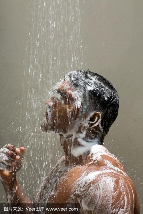 运动员在淋浴男性裸体