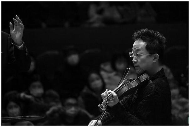 交响乐舞台纪实人物肖像摄影赏析杨晓宇中国著名小提琴家