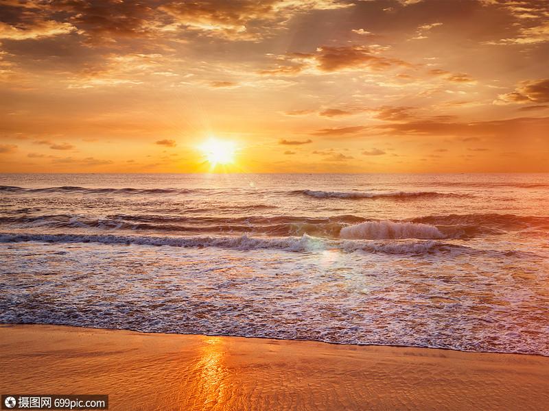 海滩度假背景海滩上宁静的早晨日出海滩上的日出