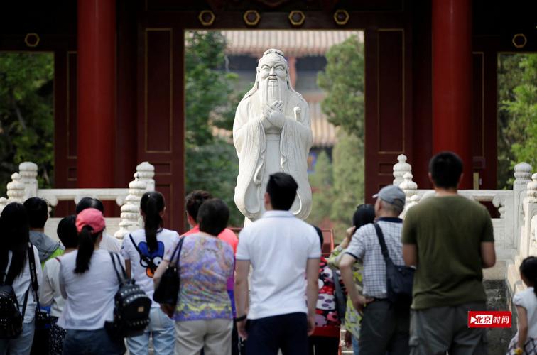 2016年6月4日,北京,高考临近,学生前往孔庙祈福.