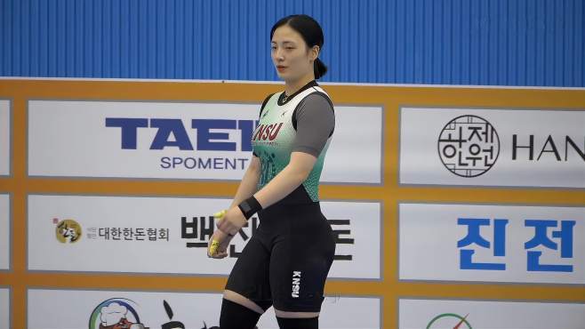 韩国本土高中生女子举重比赛现场实况
