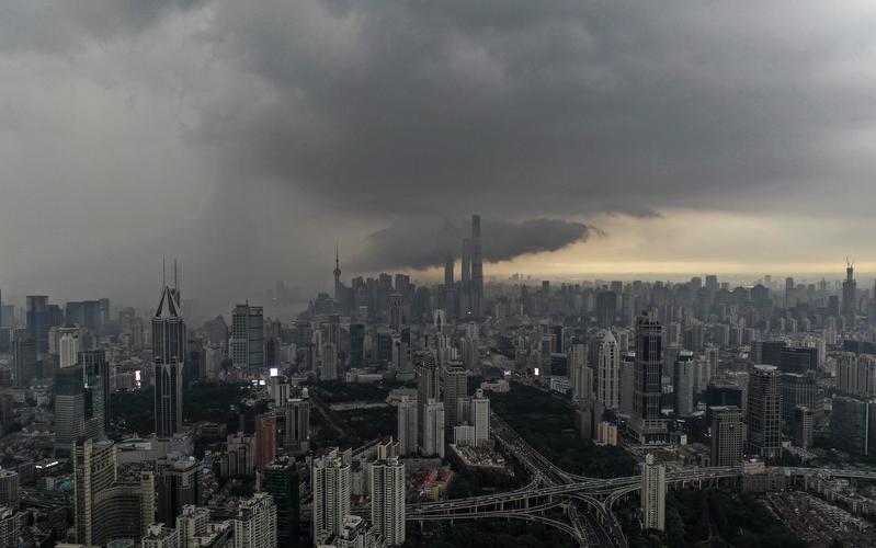 市民实拍上海暴雨白昼如黑夜今年最大雷暴大风来袭波及12省份