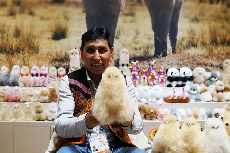 2016年的秘鲁阿雷基帕街边市场,当地羊驼毛制品手艺人奥斯瓦尔多·马