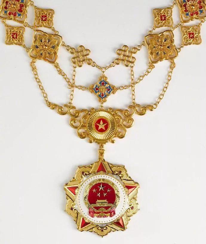 国家主席,中央军委主席习近平将向国家勋章和国家荣誉称号获得者分别