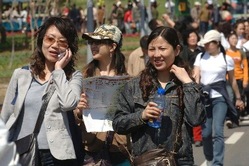 游客在2006年中国沈阳世界园艺博览会上游览(5月1日摄). 新华社记者摄
