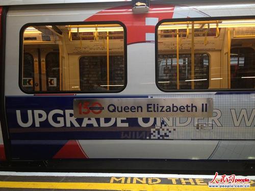 为庆祝英国地铁诞生150周年,英国女王伊莉莎白二世与菲利普亲王和王妃
