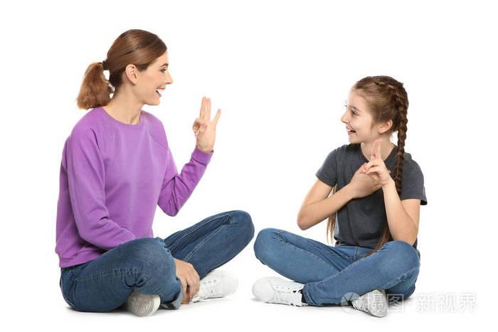 听力受损的母亲和她的孩子在白色背景下用手语交谈