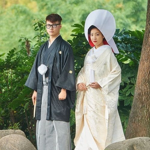 即日本传统婚礼和服,主要包括大振袖,色打挂,白无垢等. 男式和服