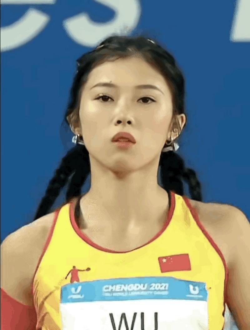 田径女运动员吴艳妮的手指天动作引来不少争议,有人认为这位四川妹子