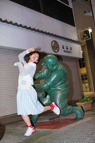 日本女人被打屁屁还那么开心 雕像被玩哭了