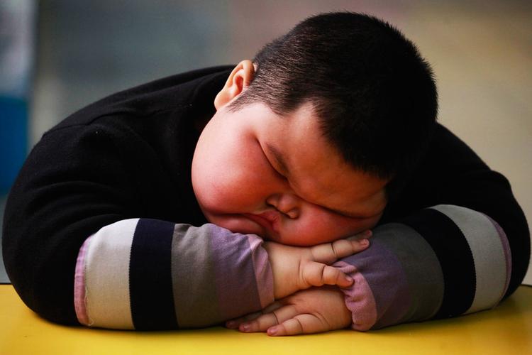 广东4岁小胖墩体重超过120斤