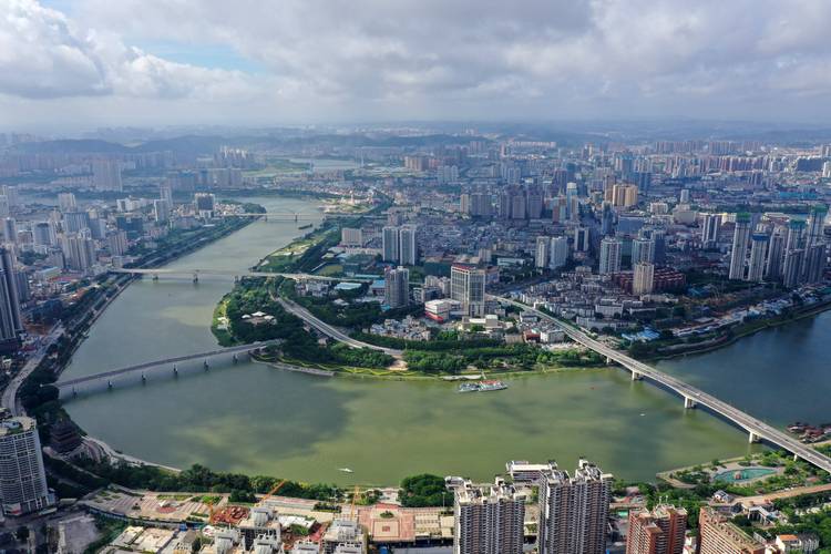 这是广西南宁市邕江及两岸城市景观(7月9日摄,无人机照片).