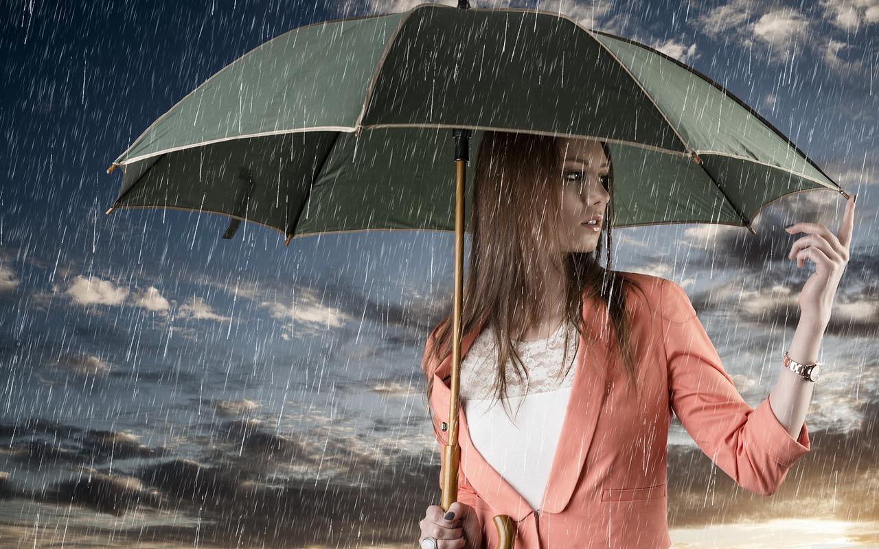 雨中撑伞的西方美女桌面壁纸