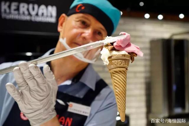 土耳其冰淇淋,堪称是世界上最坚韧,最有嚼劲的冰淇淋,也有人称其会飞
