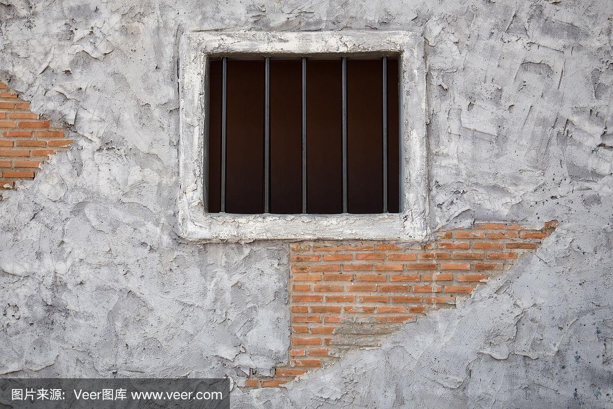 旧水泥墙上的监狱窗户